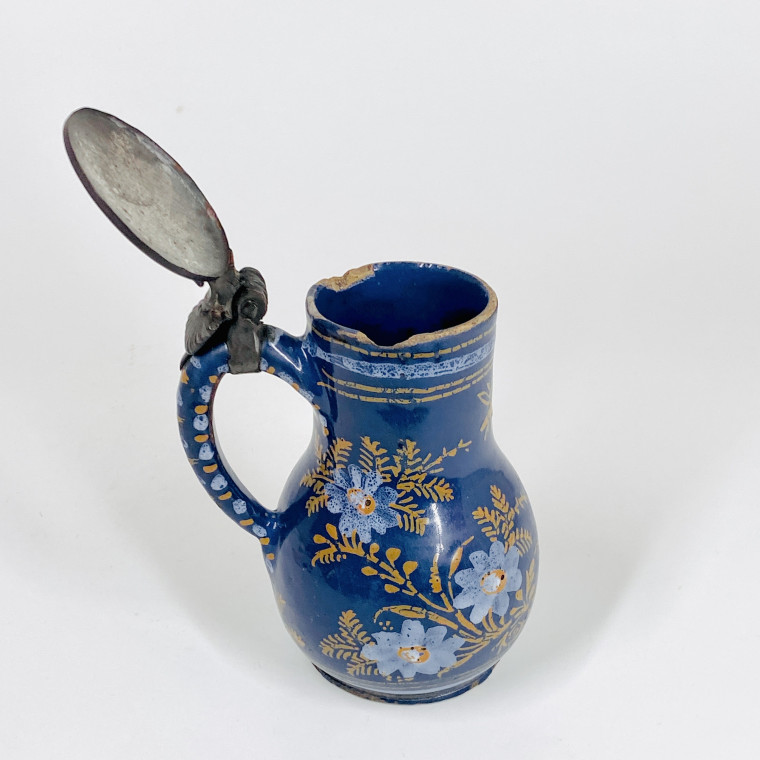 Petit pichet en faïence de Nevers à fond bleu persan - XVIIe siècle