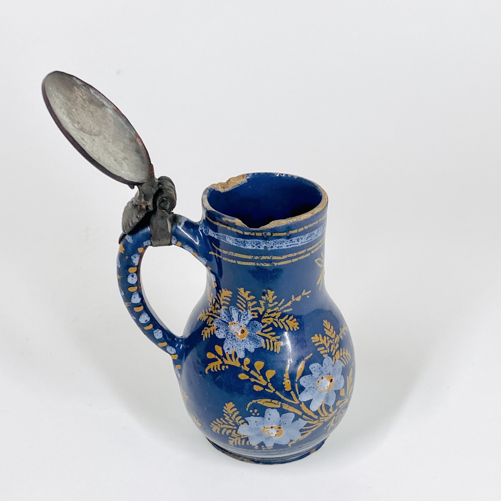Petit pichet en faïence de Nevers à fond bleu persan - XVIIe siècle