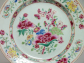 Chine - Assiette en porcelaine de la famille rose - Epoque Qianlong (1736-1796)