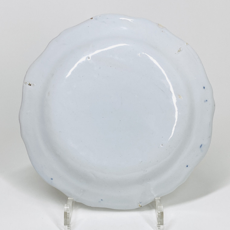 Saint-Omer - Assiette à décor bianco sopra bianco - XVIIIe siècle