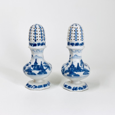 Nove di Bassano - Paire de saupoudreuses à décor de pagodes - XVIIIe siècle