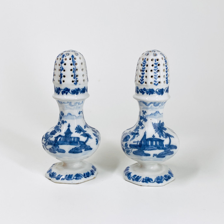Nove di Bassano - Paire de saupoudreuses à décor de pagodes - XVIIIe siècle