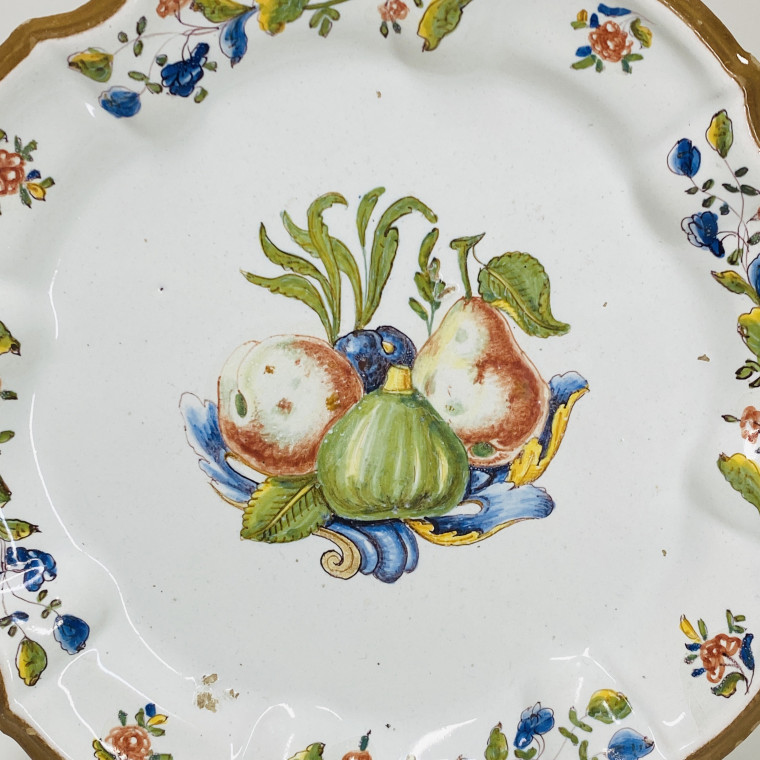 Assiette en faïence de Nove di Bassano à décor de fruits - XVIIIe siècle