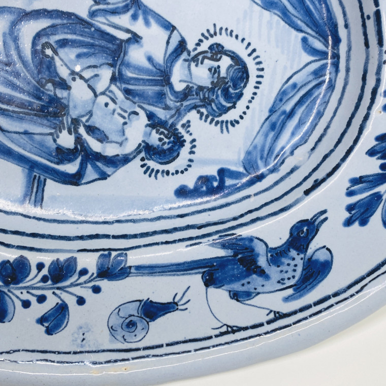 Plat en faïence de Nevers représentant la Vierge à l’Enfant - XVIIe siècle