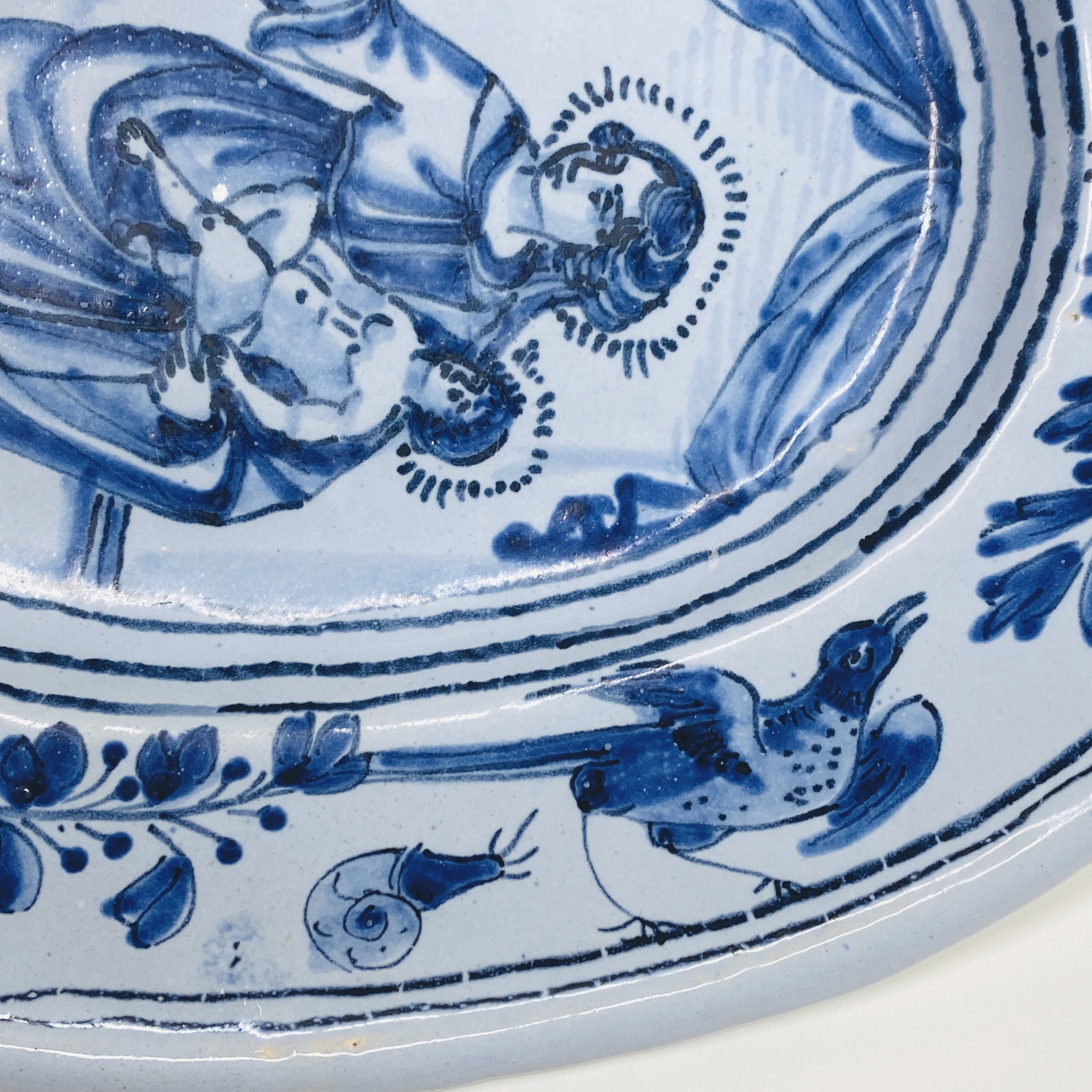Plat en faïence de Nevers représentant la Vierge à l’Enfant - XVIIe siècle