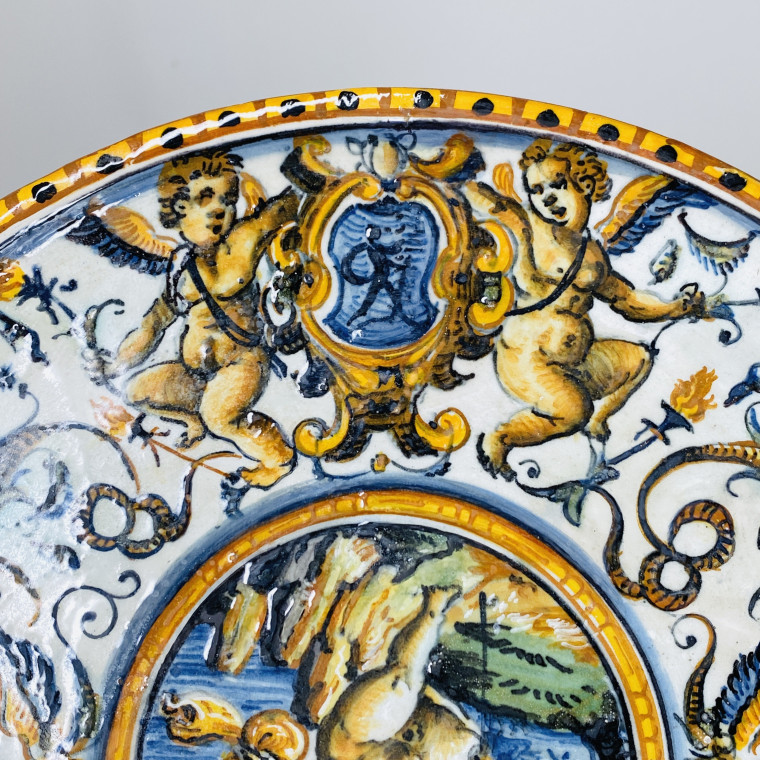 Deux tazza en majolique d’Urbino - XVIIe siècle