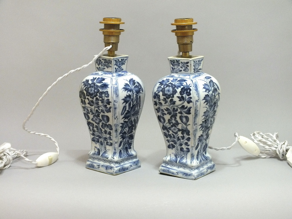 China - Pair of porcelain vases mounted as lamps - Period Kang'xi