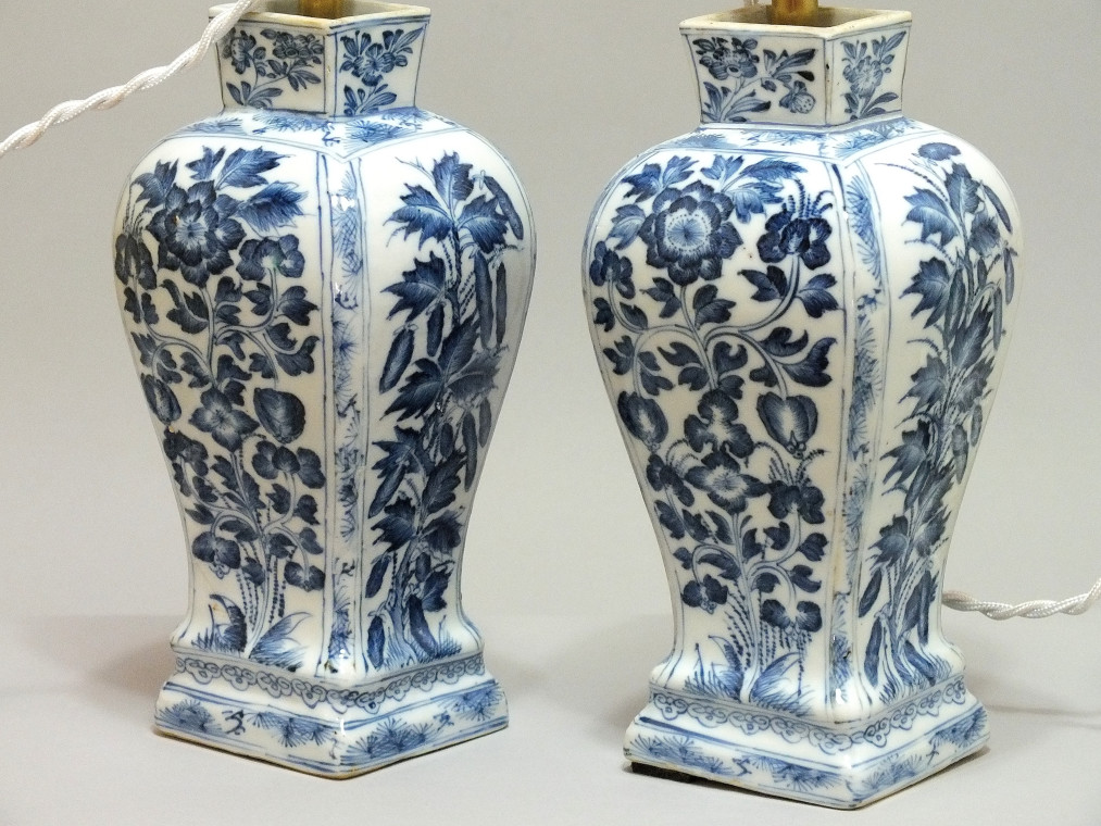 Chine - Paire de vases en porcelaine montés en lampe - Époque Kang'xi