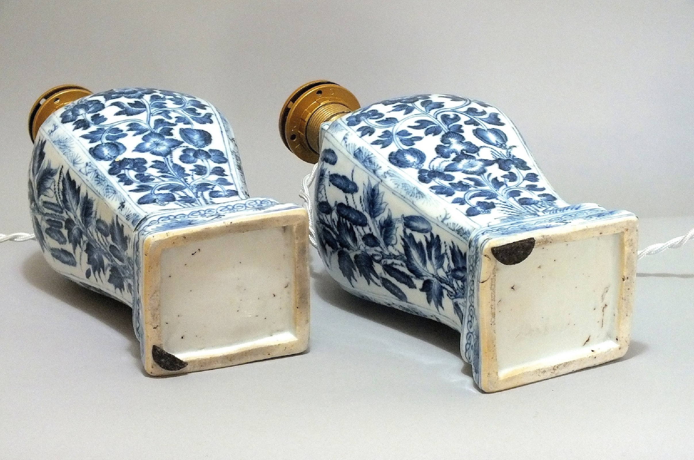 China - Pair of porcelain vases mounted as lamps - Period Kang'xi