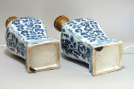 Chine - Paire de vases en porcelaine montés en lampe - Époque Kang'xi