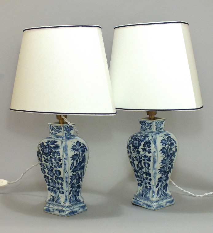 Chine - Paire de vases en porcelaine montés en lampe - Époque Kang'xi