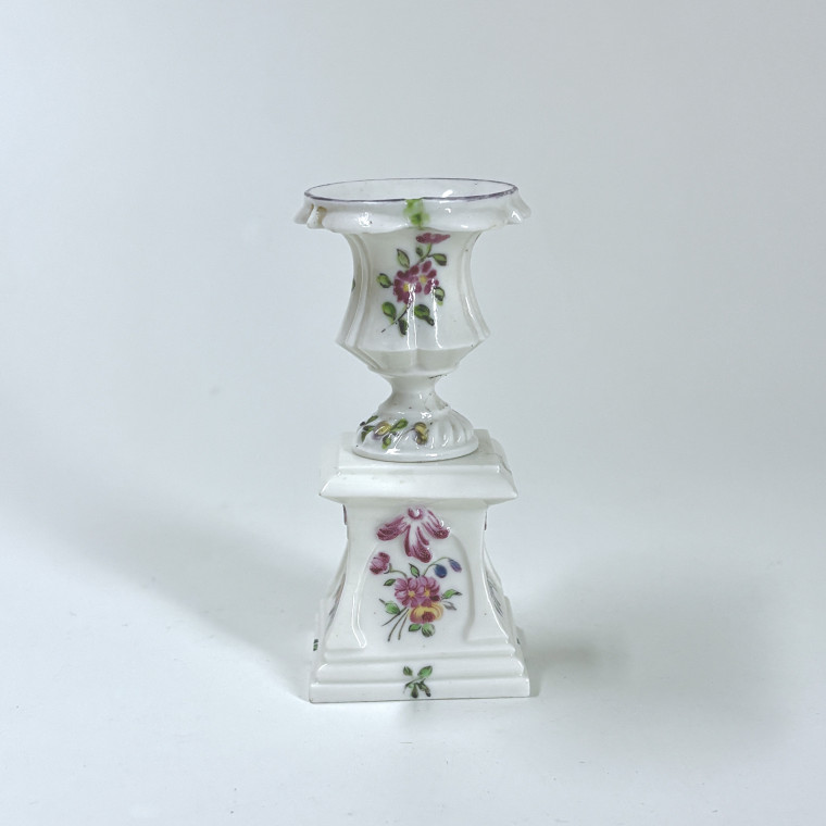 Petit vase médicis en porcelaine de Mennecy - XVIIIe siècle