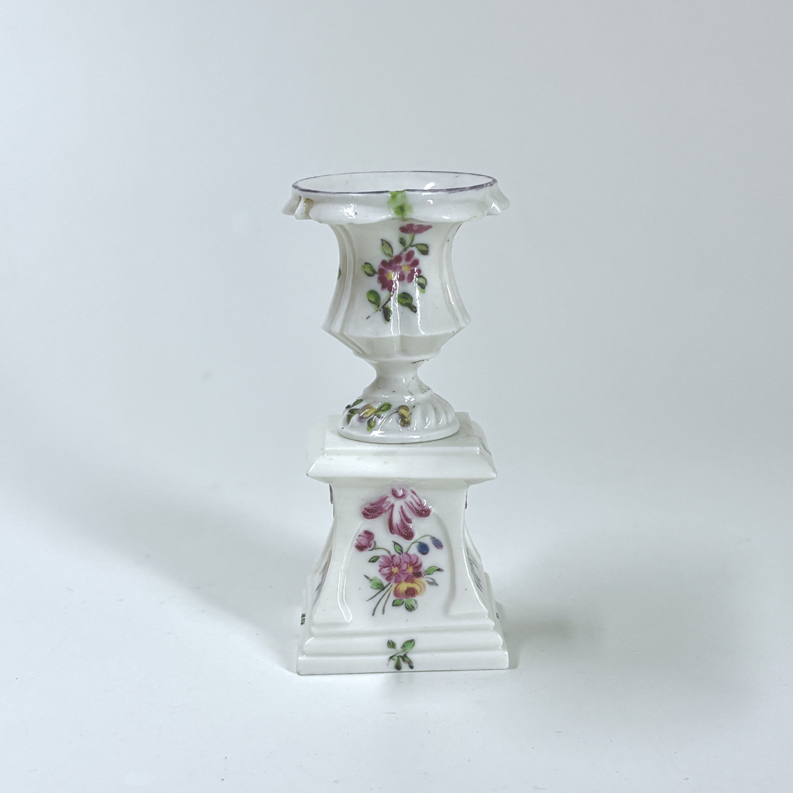 Petit vase médicis en porcelaine de Mennecy - XVIIIe siècle