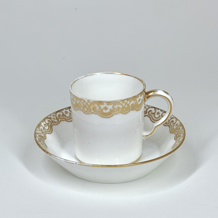 Grande tasse à chocolat en porcelaine tendre de Sèvres - XVIIIe siècle