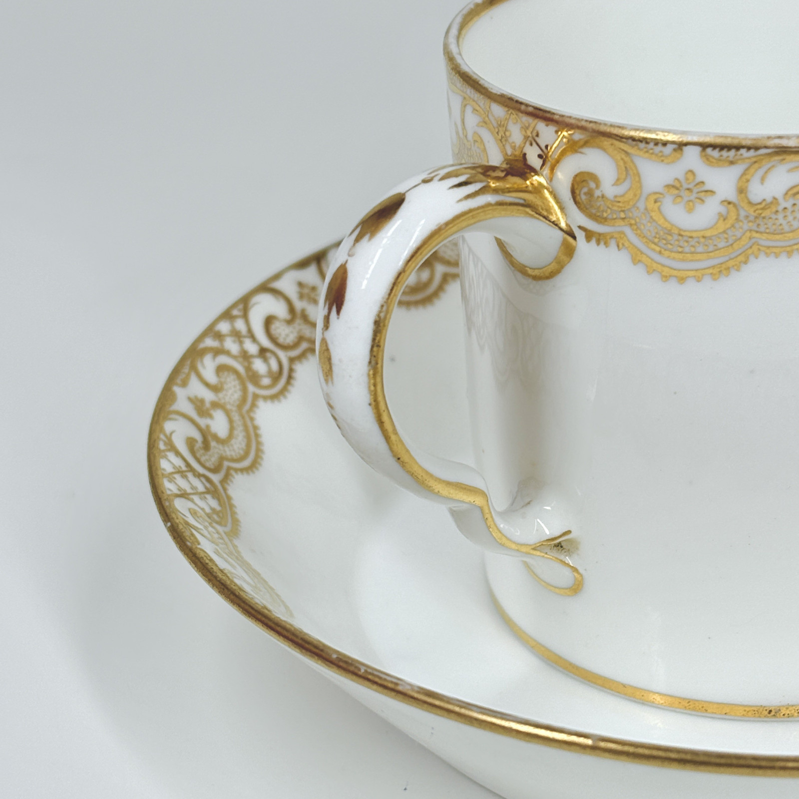 Grande tasse à chocolat en porcelaine tendre de Sèvres - XVIIIe siècle