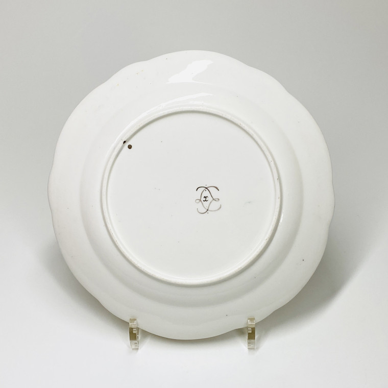 Sèvres - Assiette à palmes à décor de bouquets de fleurs - XVIIIe siècle