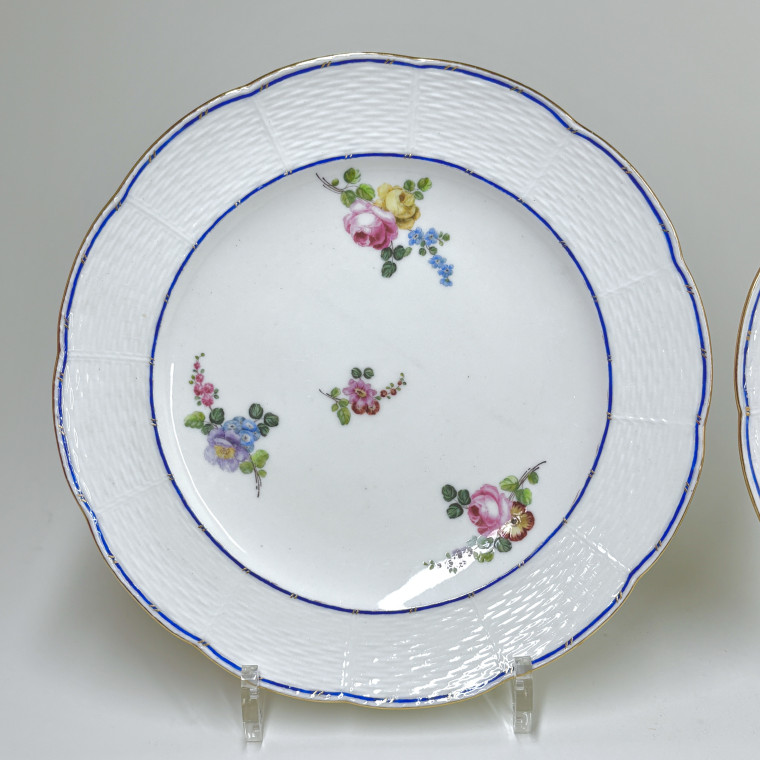 Sèvres - Deux assiettes à décor de bouquets de fleurs - XVIIIe siècle