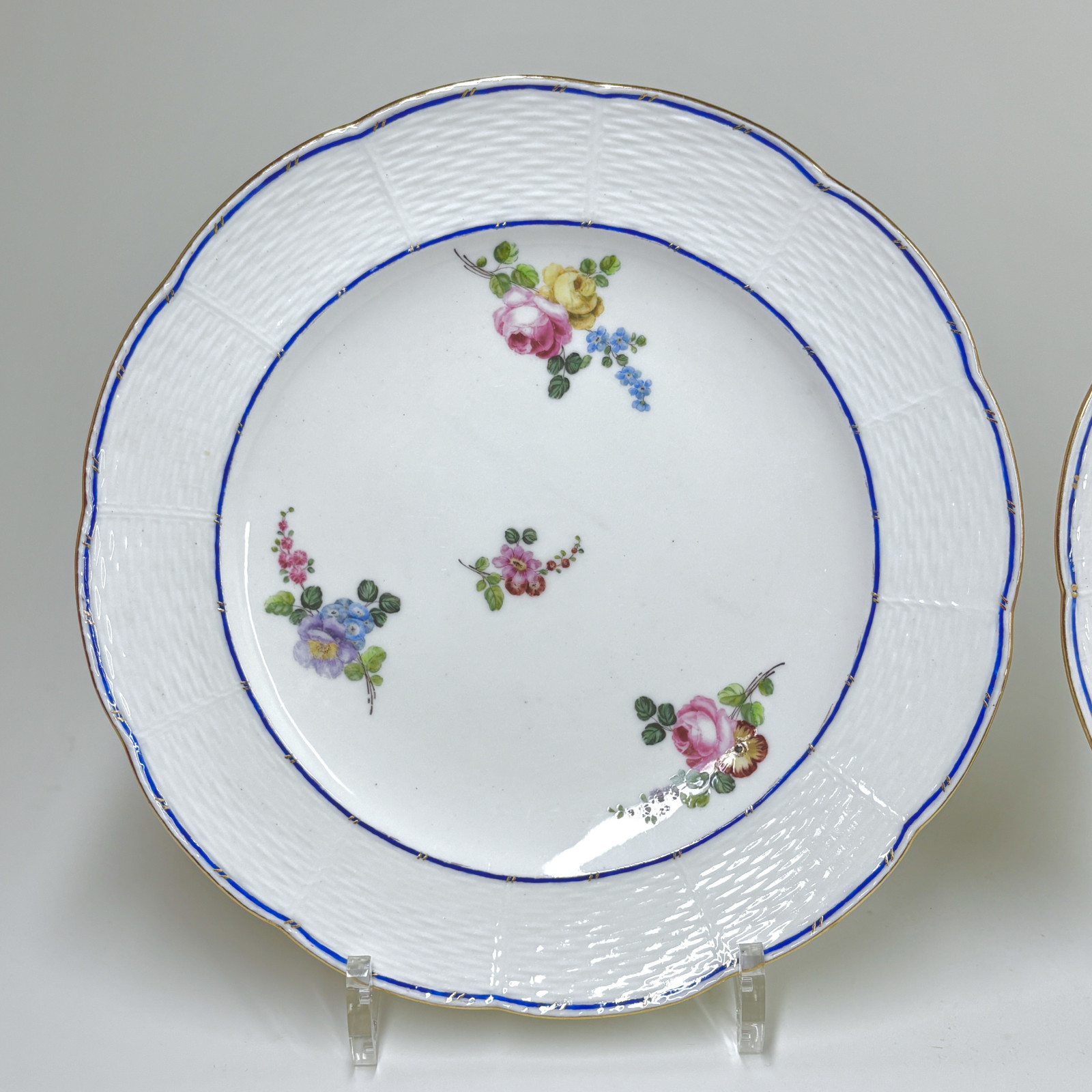 Sèvres - Deux assiettes à décor de bouquets de fleurs - XVIIIe siècle