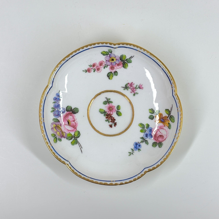 Tasse dite gobelet "Hébert" et sa soucoupe à décor polychrome - XVIIIe siècle