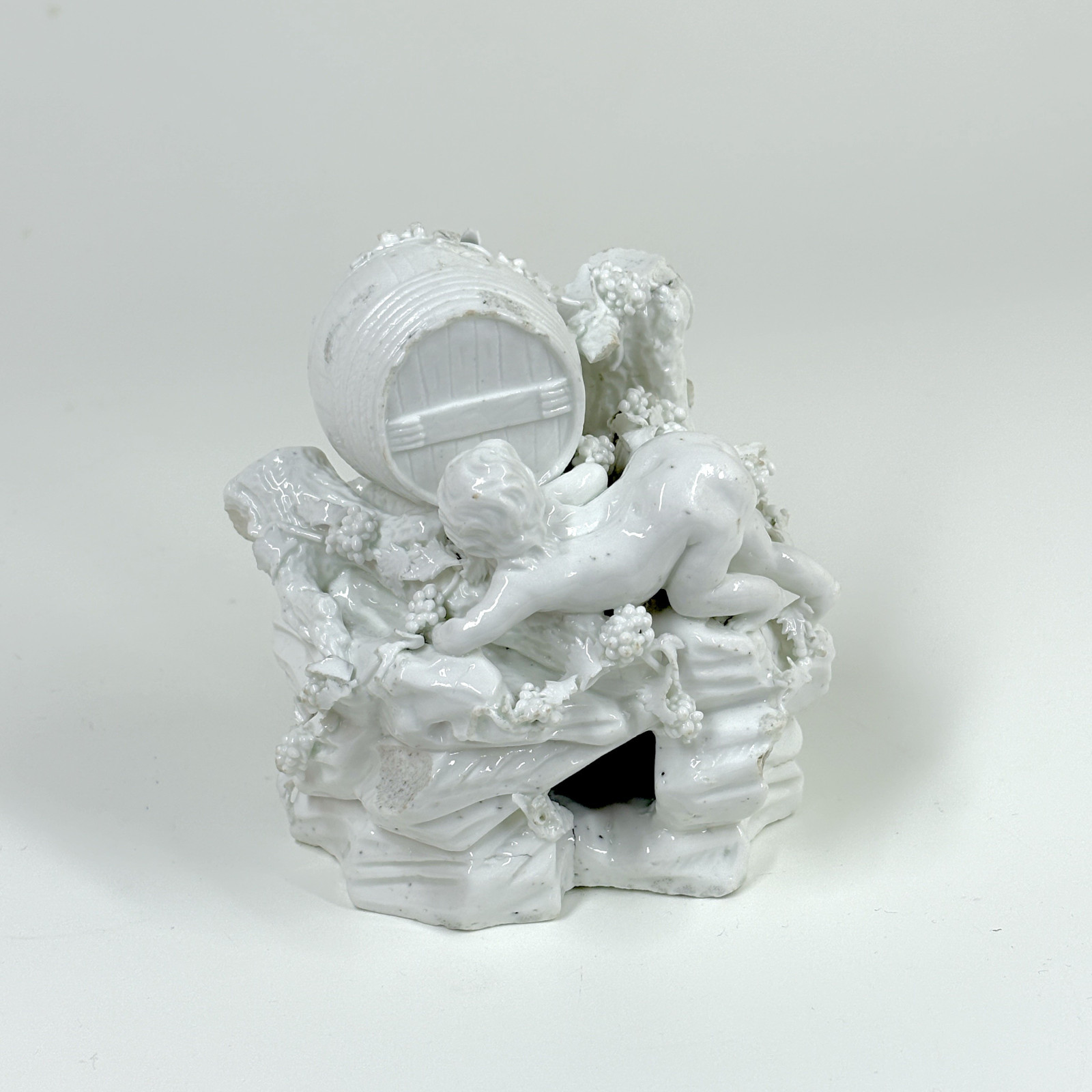 Groupe en porcelaine de Tournai figurant un jeune Bacchus - XVIIIe siècle