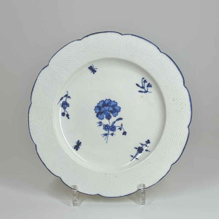 Trois assiettes en porcelaine de Chantilly à l'oeillet - XVIIIe siècle