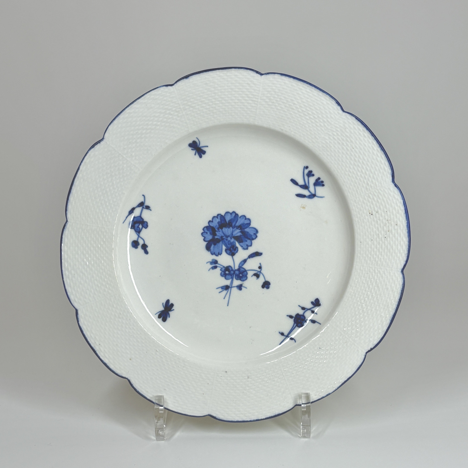 Trois assiettes en porcelaine de Chantilly à l'oeillet - XVIIIe siècle