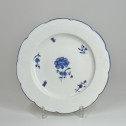 Trois assiettes en porcelaine de Chantilly à l'oeillet - XVIIIe siècle