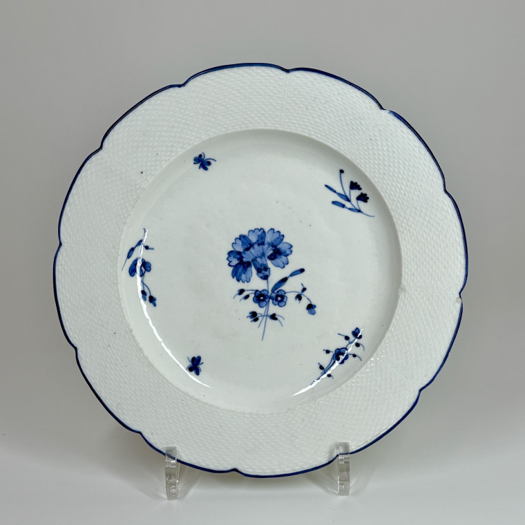 Trois assiettes en porcelaine de Chantilly à l'oeillet - XVIIIe siècle