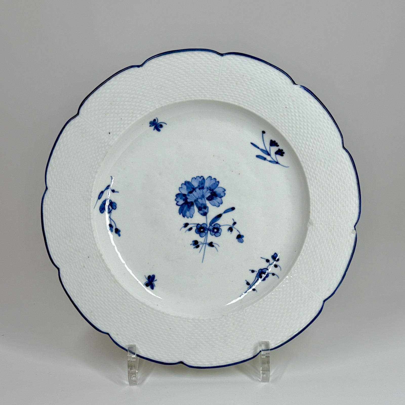 Trois assiettes en porcelaine de Chantilly à l'oeillet - XVIIIe siècle