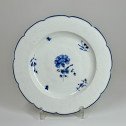 Trois assiettes en porcelaine de Chantilly à l'oeillet - XVIIIe siècle