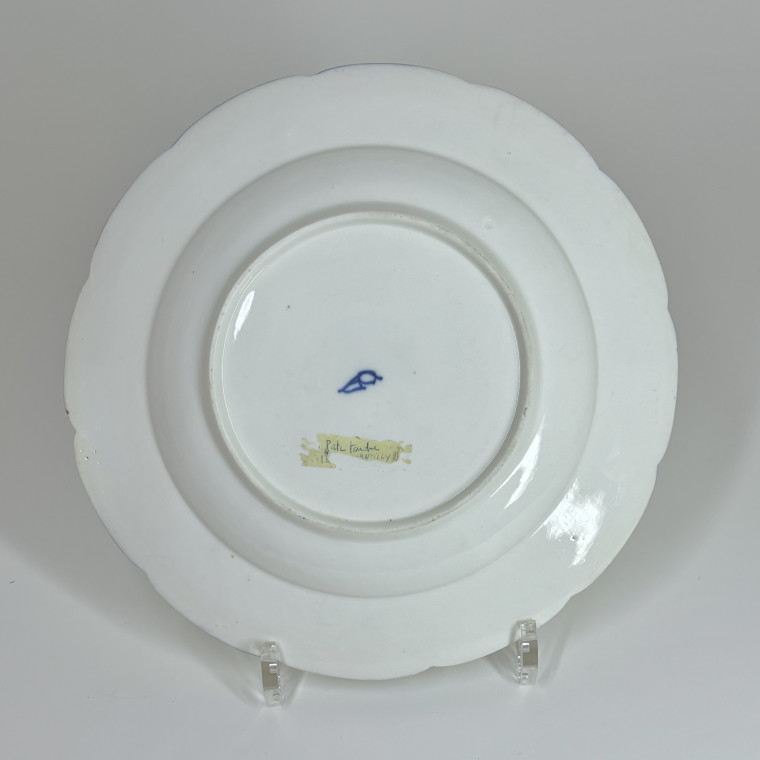 Trois assiettes en porcelaine de Chantilly à l'oeillet - XVIIIe siècle