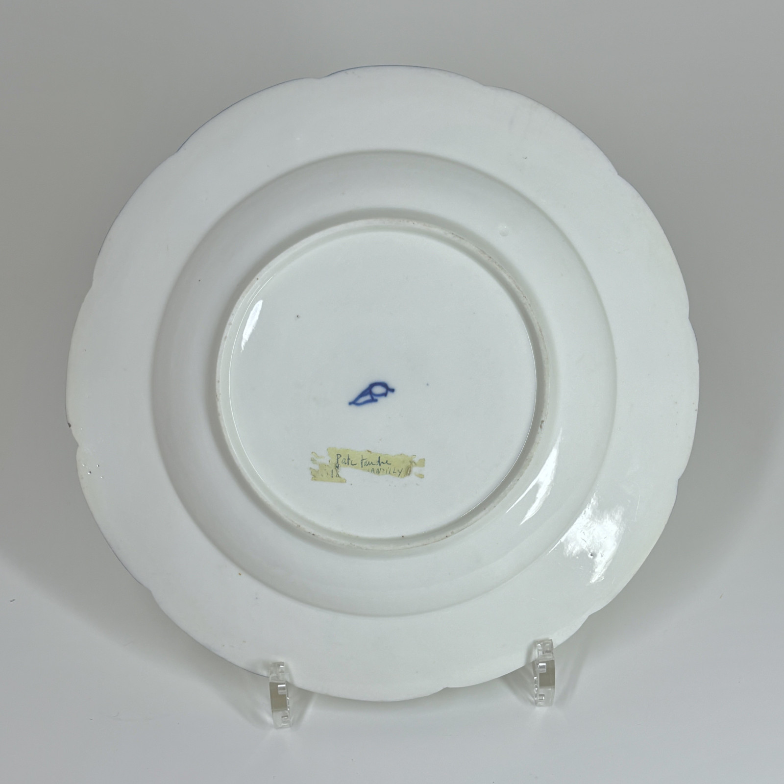 Trois assiettes en porcelaine de Chantilly à l'oeillet - XVIIIe siècle