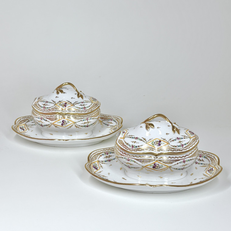 Set of nine Bordeaux porcelain plates and two Paris (Locré) porcelain sugar bowls - Eighteenth century