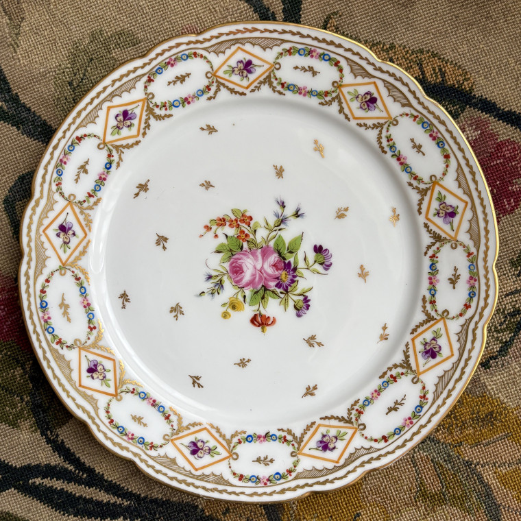 Set of nine Bordeaux porcelain plates and two Paris (Locré) porcelain sugar bowls - Eighteenth century