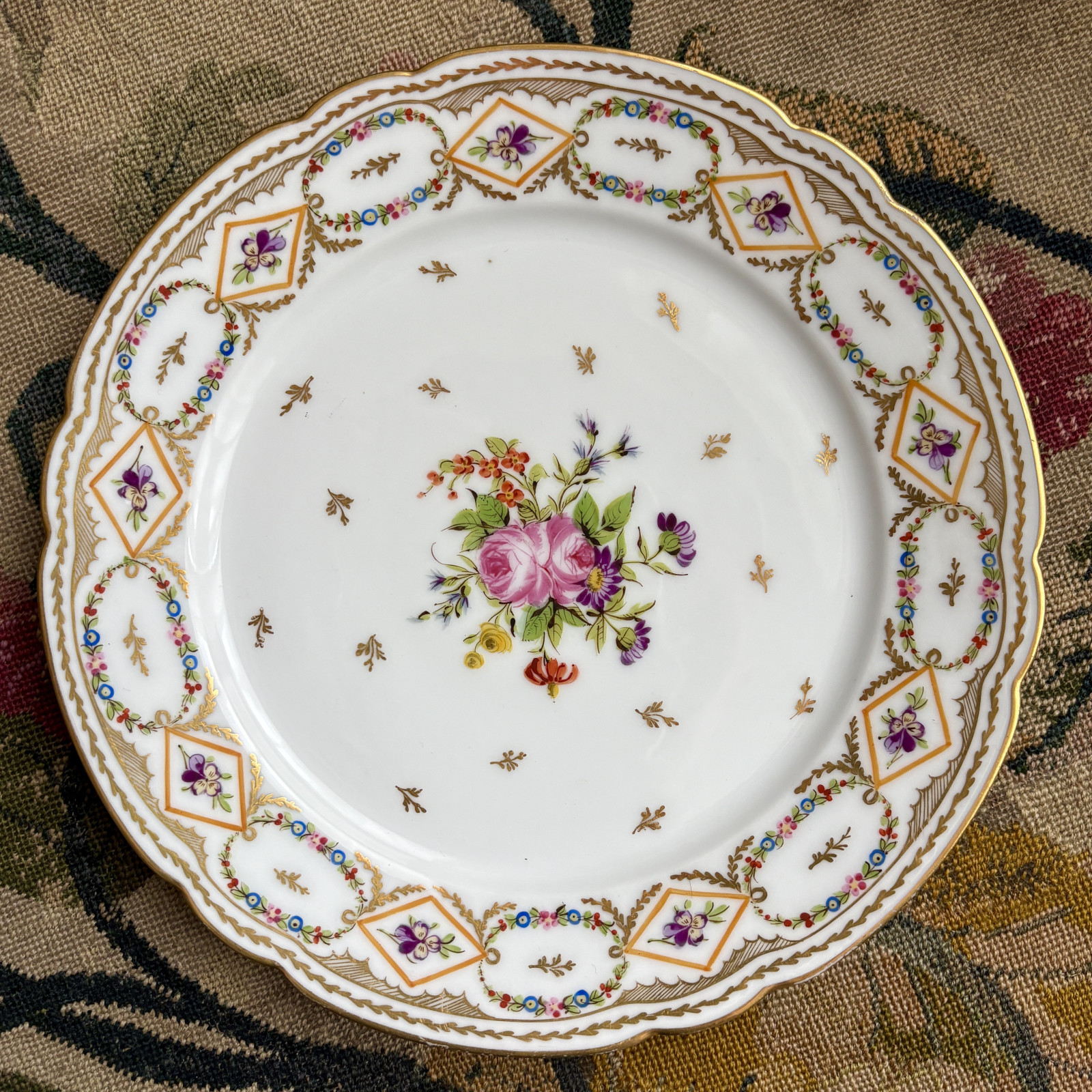 Suite de neuf assiettes en porcelaine de Bordeaux et deux sucriers - XVIIIe siècle