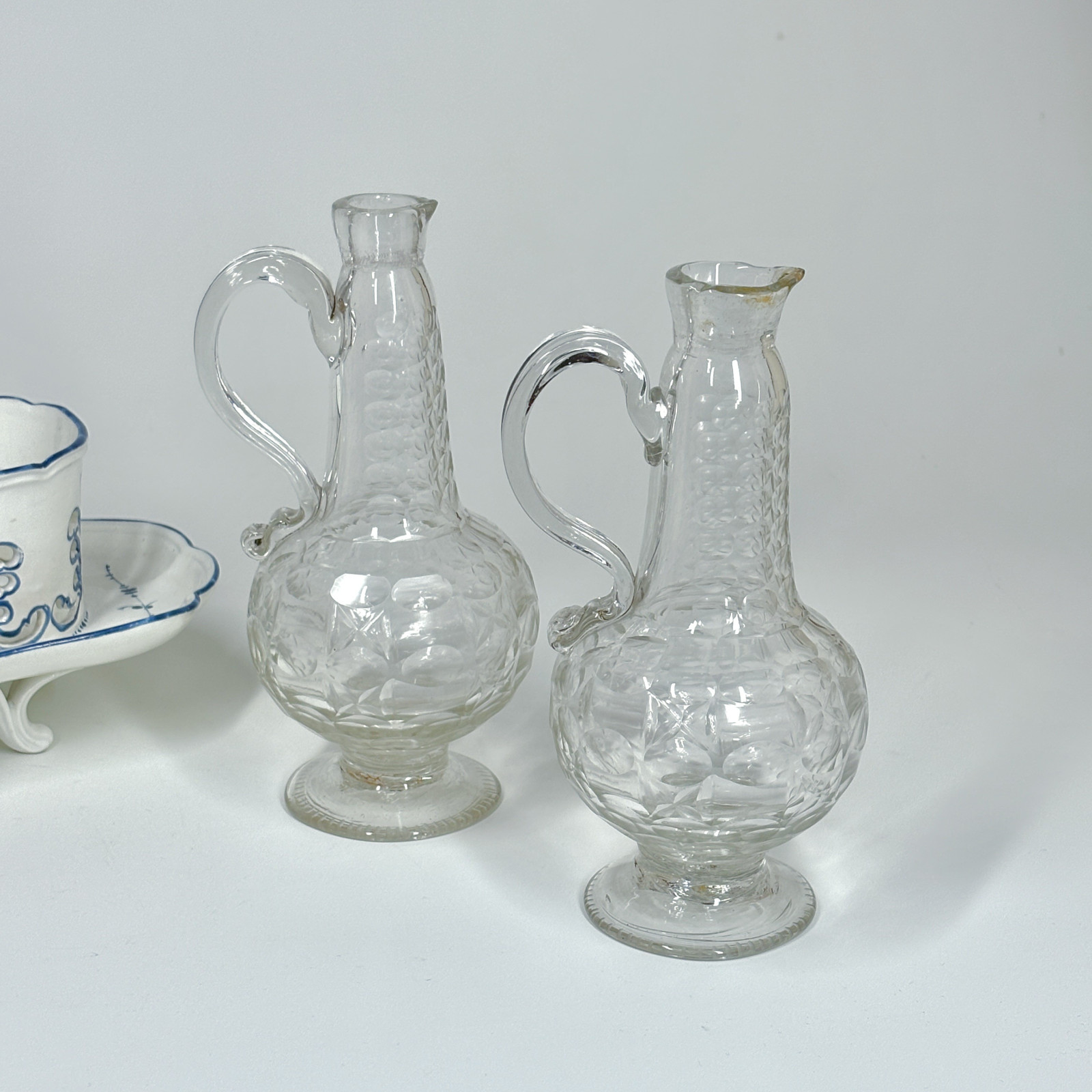 Porte huilier en porcelaine tendre de Chantilly - XVIIIe siècle