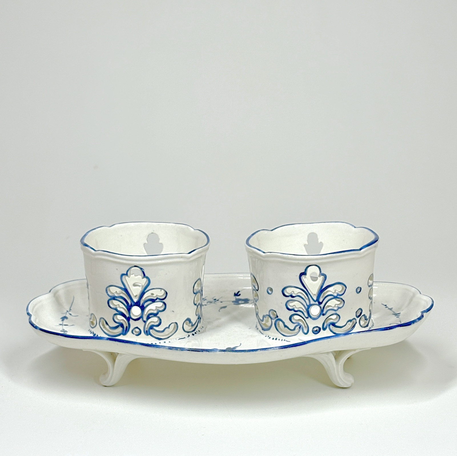 Porte huilier en porcelaine tendre de Chantilly - XVIIIe siècle