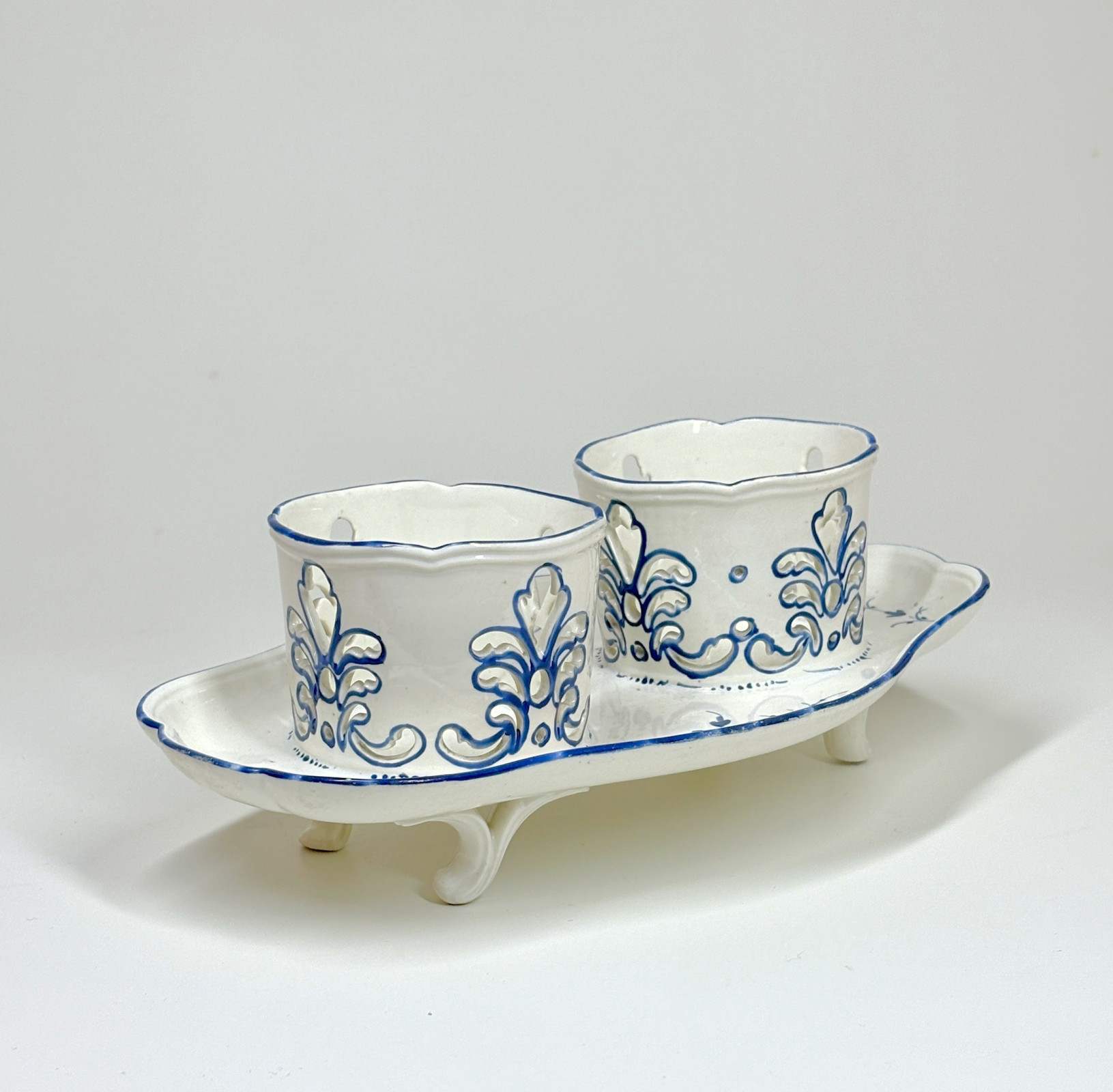 Soft porcelain oil cruet holder from Chantilly - Eighteenth century