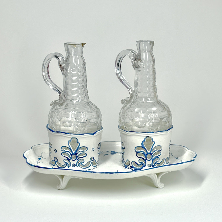 Soft porcelain oil cruet holder from Chantilly - Eighteenth century