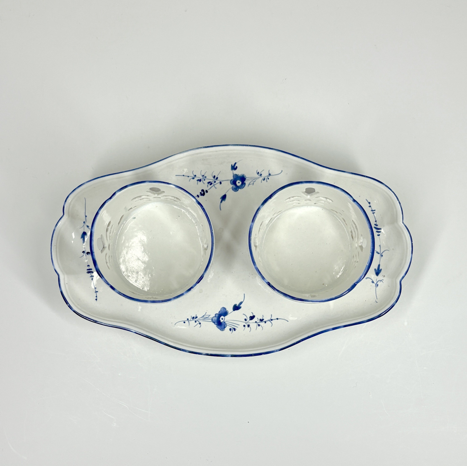 Porte huilier en porcelaine tendre de Chantilly - XVIIIe siècle