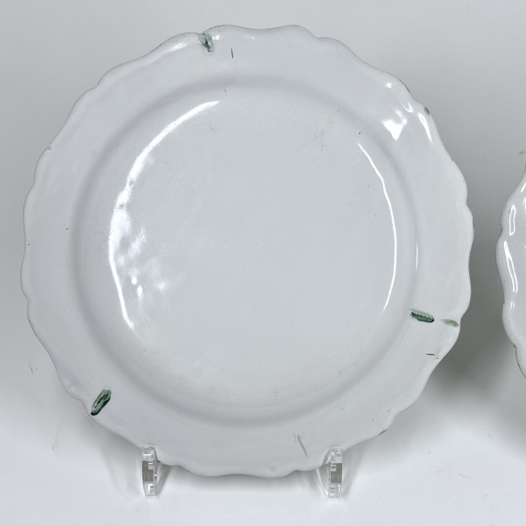 Paire d'assiettes en faïence de Marseille, manufacture Robert - XVIIIe siècle