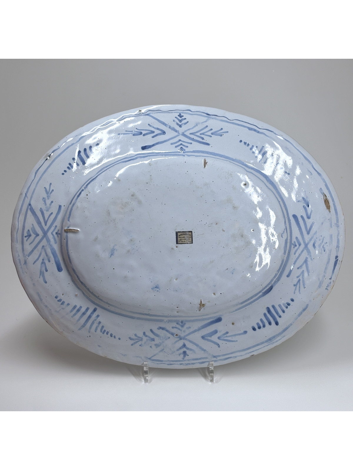 Nevers - Grand plat ovale en camaïeu bleu - XVIIe siècle