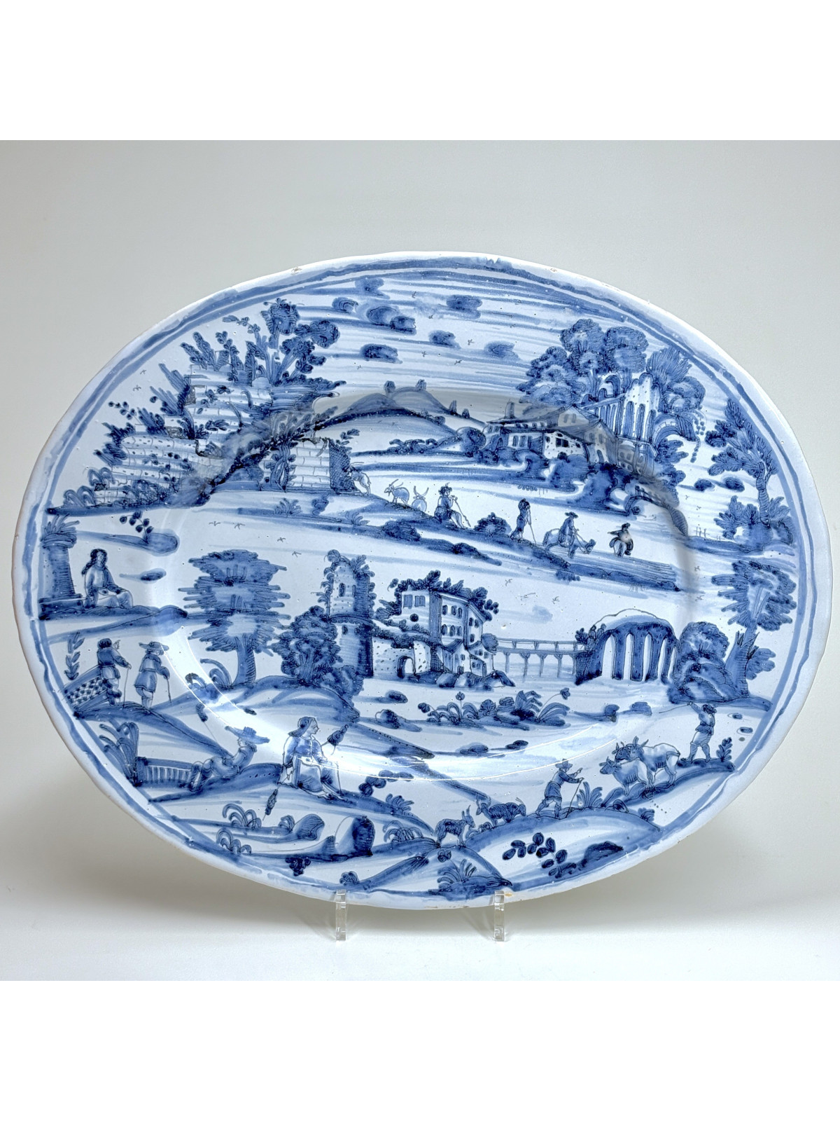 Nevers - Grand plat ovale en camaïeu bleu - XVIIe siècle