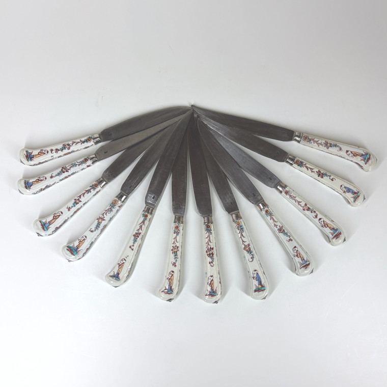Suite de douze couteaux à manches en porcelaine de Mennecy - XVIIIe siècle