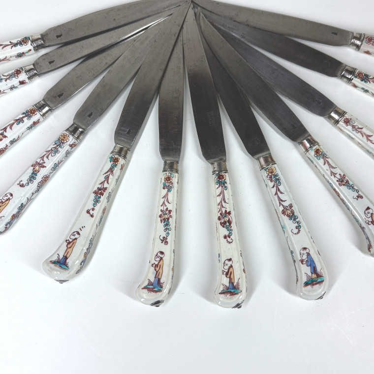 Suite de douze couteaux à manches en porcelaine de Mennecy - XVIIIe siècle
