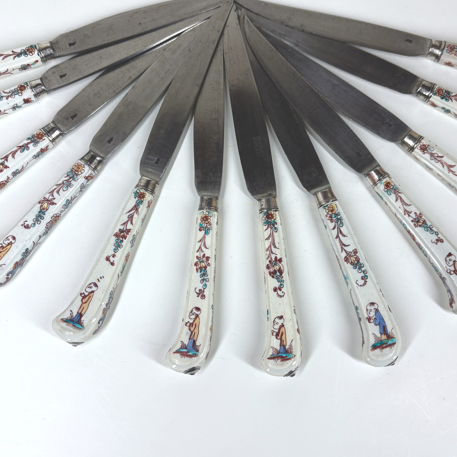 Suite de douze couteaux à manches en porcelaine de Mennecy - XVIIIe siècle