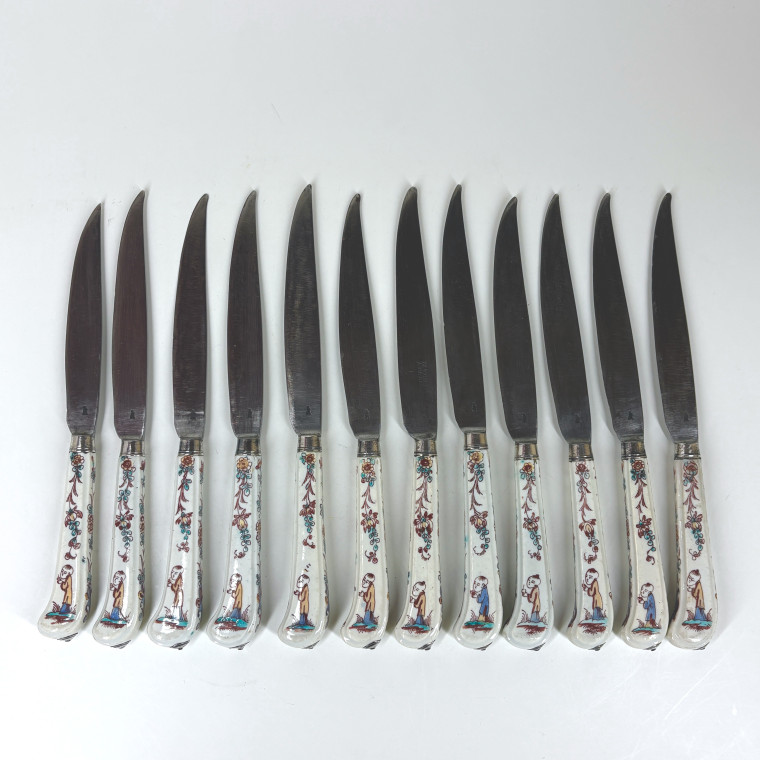 Suite de douze couteaux à manches en porcelaine de Mennecy - XVIIIe siècle