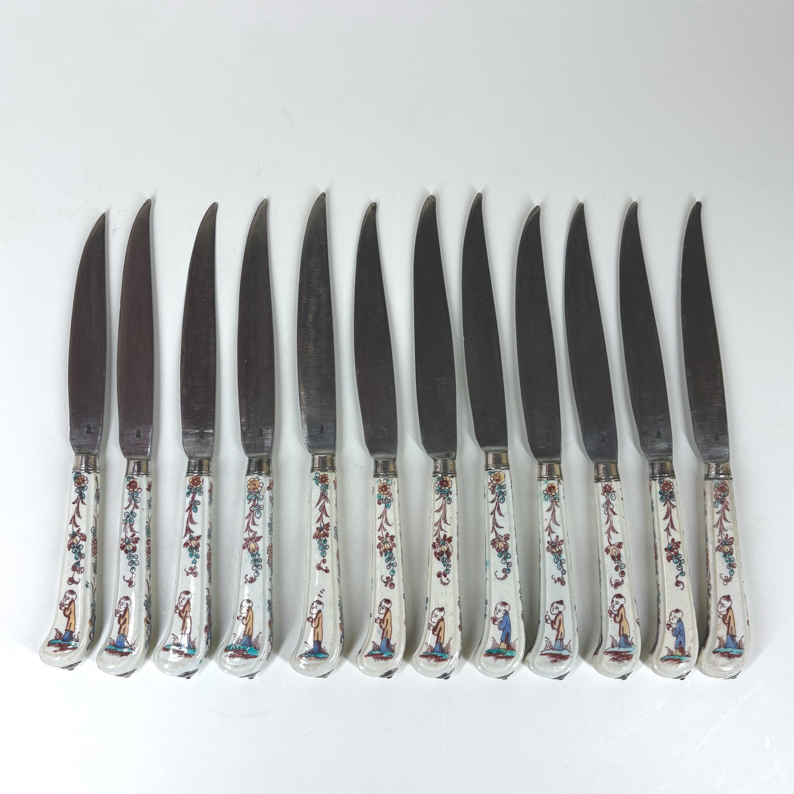 Suite de douze couteaux à manches en porcelaine de Mennecy - XVIIIe siècle
