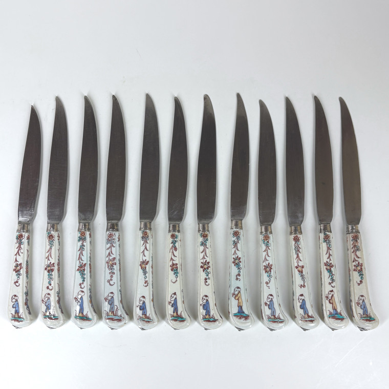 Suite de douze couteaux à manches en porcelaine de Mennecy - XVIIIe siècle