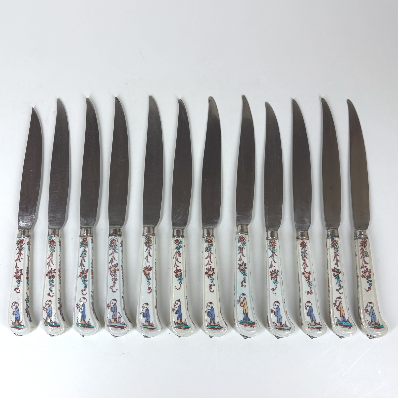 Suite de douze couteaux à manches en porcelaine de Mennecy - XVIIIe siècle